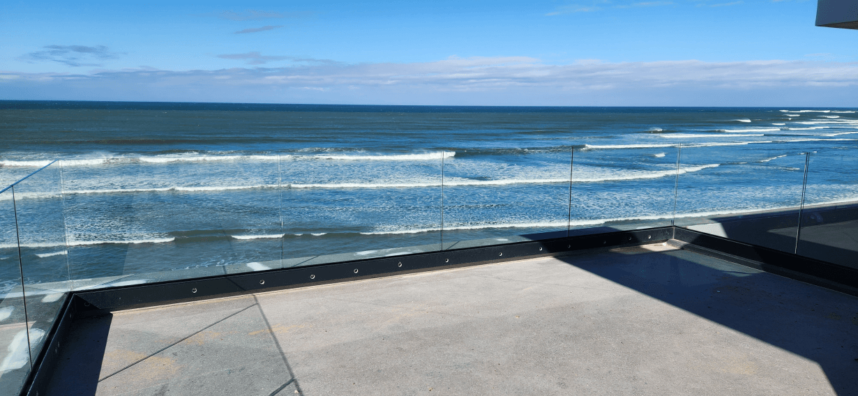 Glass balustrade on balcony overlooking ocean - alufox