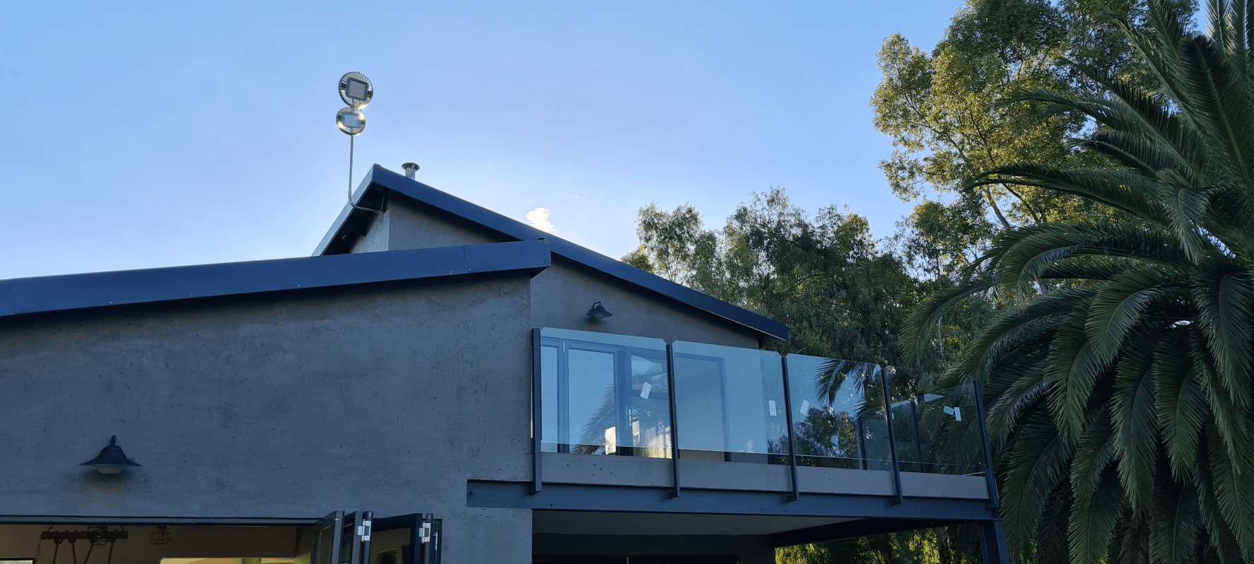 Ground view of glass balustrade - alufox