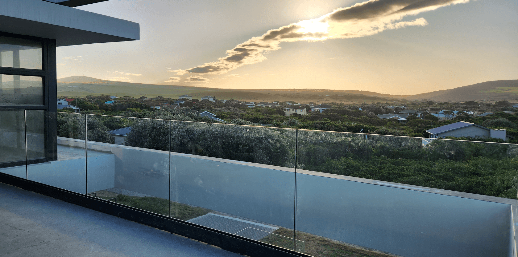 Glass balustrade on balcony with scenic view - alufox