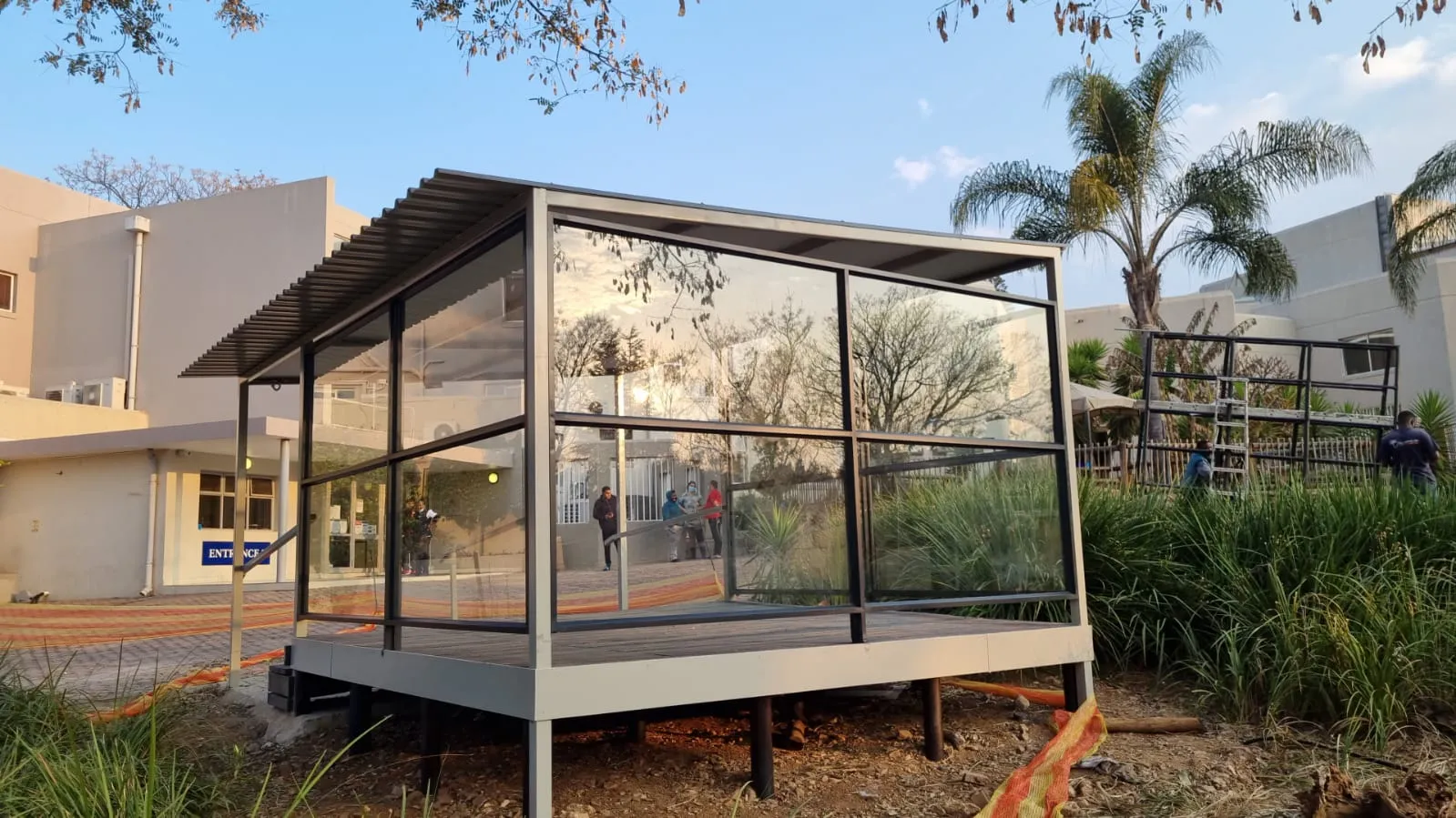 Aluminum-framed glass bus stop - alufox