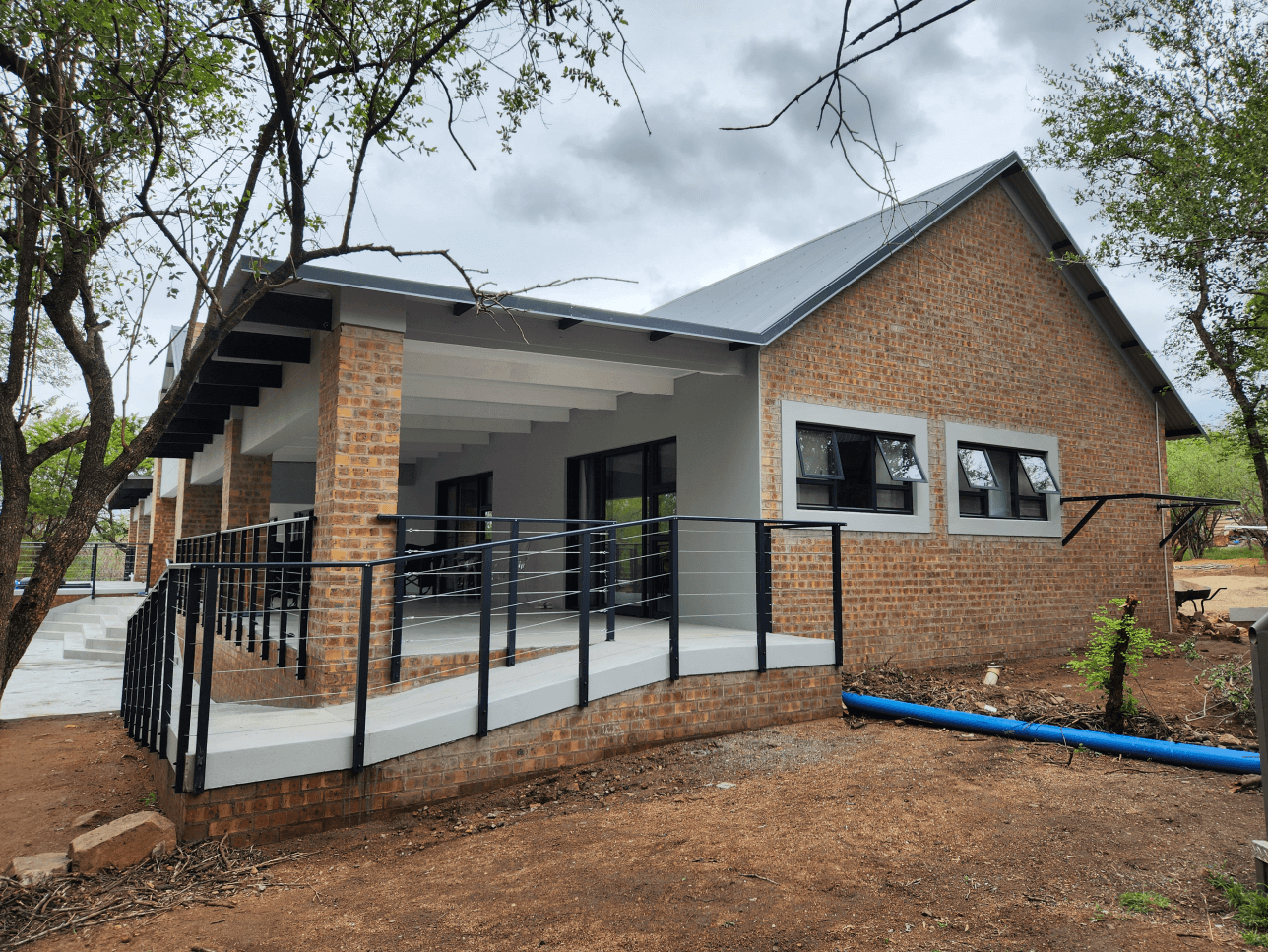 Wide angle view of home with new aluminum railings - alufox