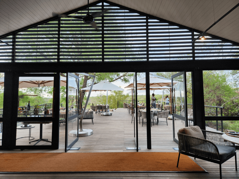 View from inside a restaurant through aluminum doors - alufox