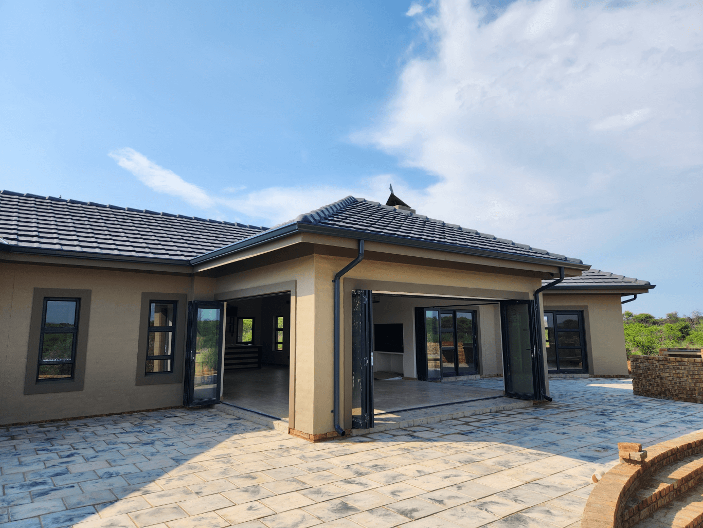 Wide angle view of home with new aluminum sliding doors - alufox