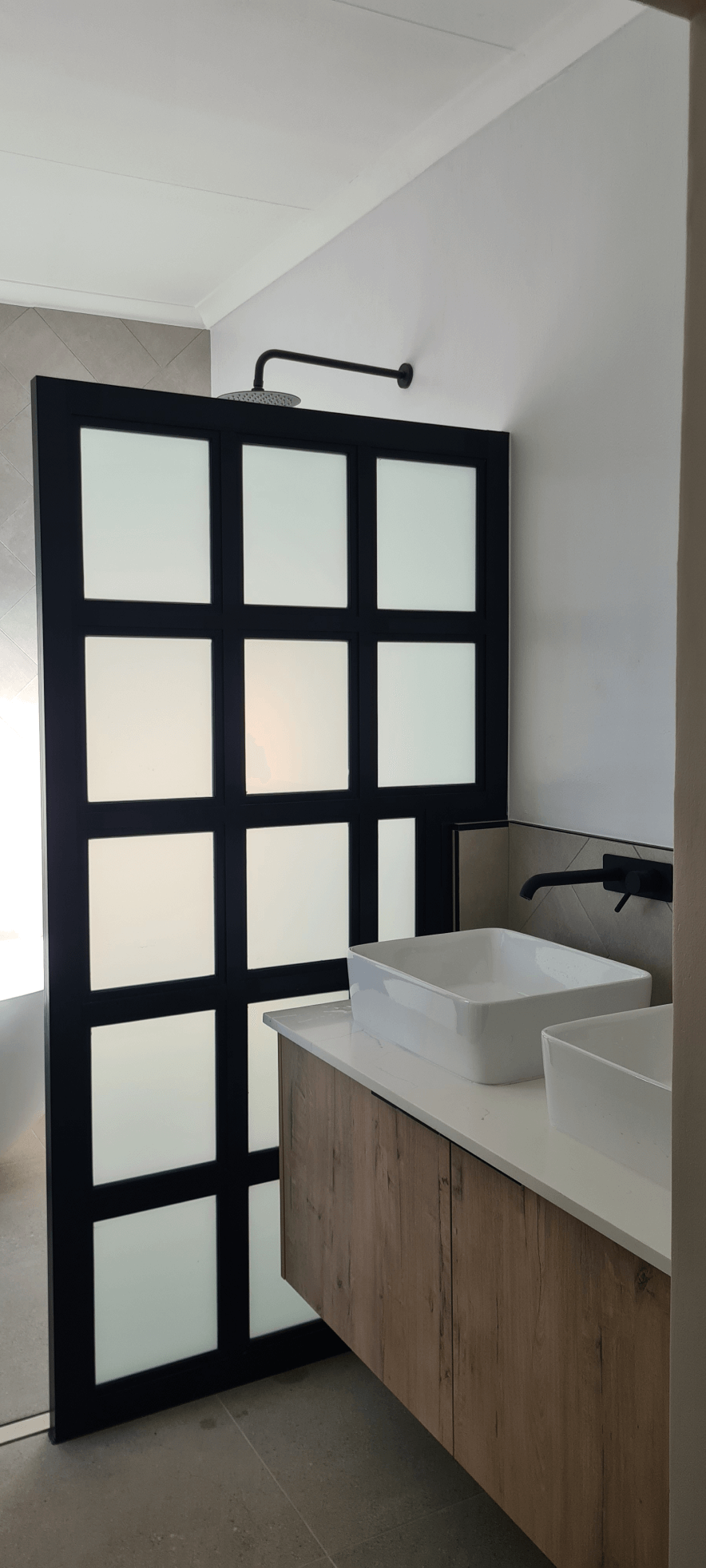 Bathroom interior with glass and aluminum divider - alufox