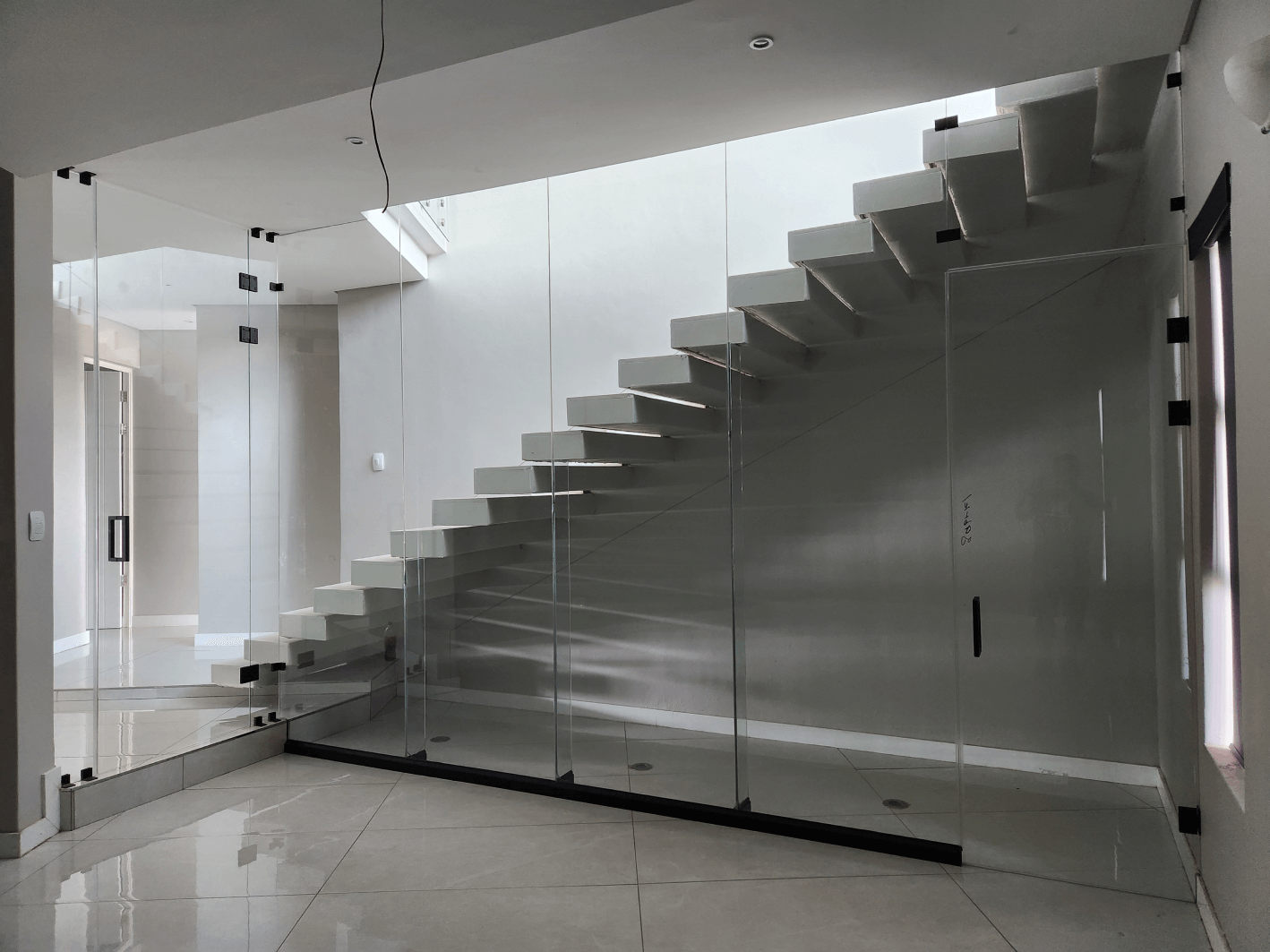 Elegant glass wine cellar under staircase - alufox