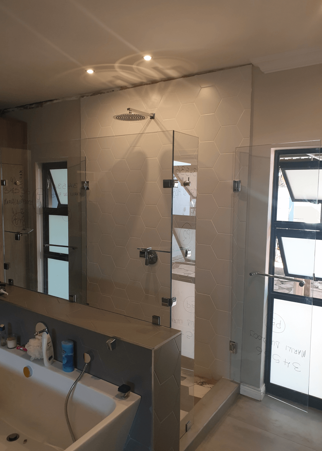 Bath-integrated full glass shower - alufox