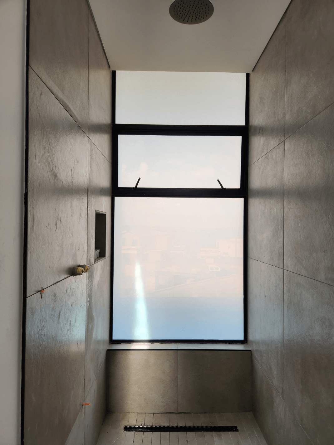 Shower with frosted glass window - alufox